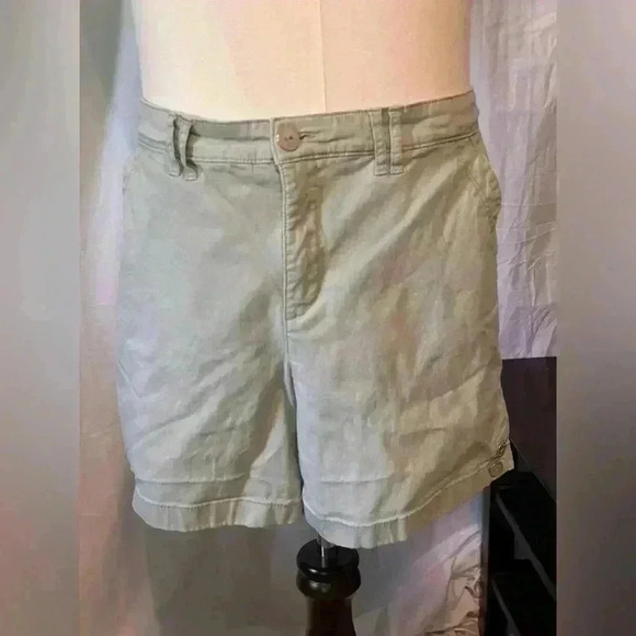 gloria vanderbilt shorts Size 12 Button Details. 6” Inseam. Light Green/khaki - Picture 1 of 8